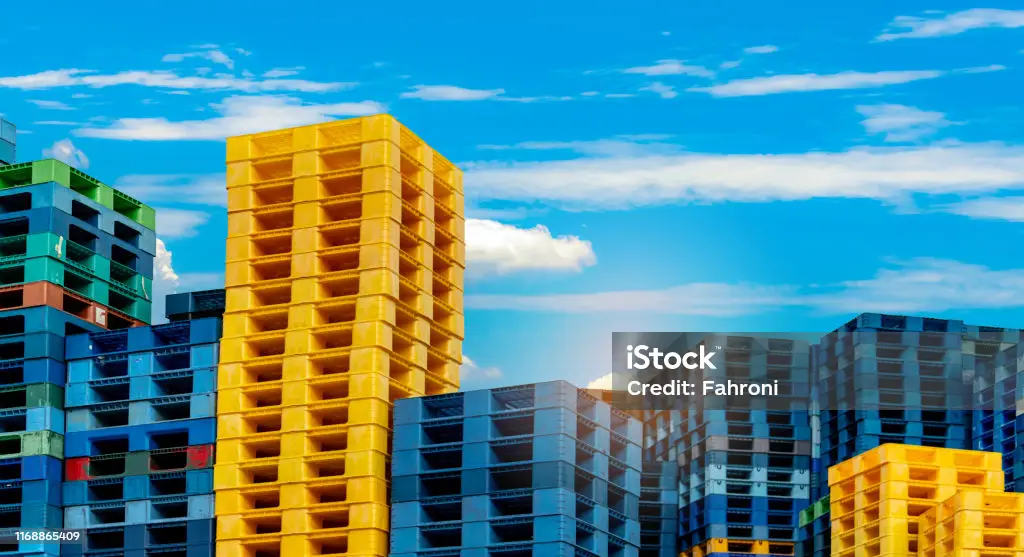 Pallet có thể được làm từ nhựa PP nguyên sinh hoặc tái sinh